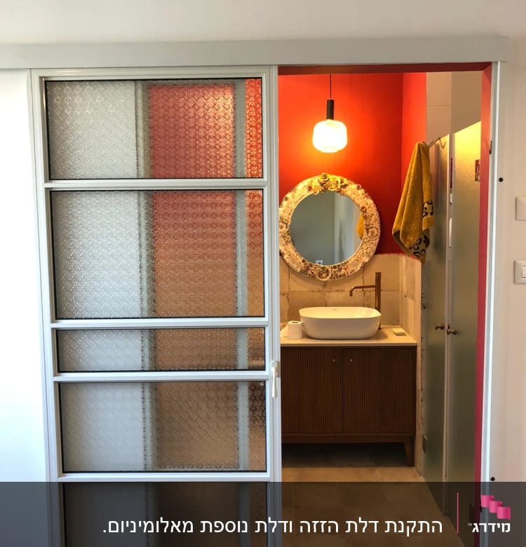 דלת הזזה מאלומיניום עם זכוכית מחוספסת